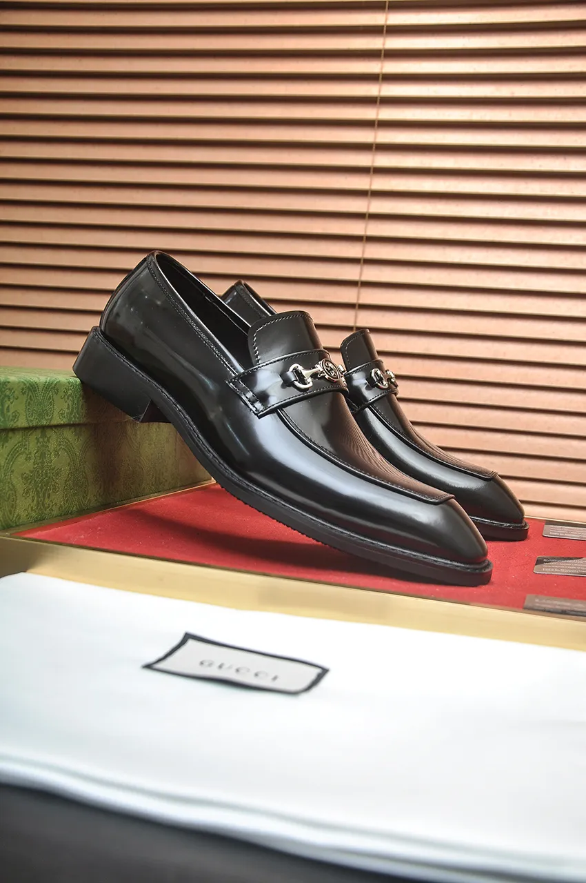 Men's shoes💰460💶Italy's top luxury men's shoes giant [GUCCI Gucci] has a new model 🍃Original European style🔰 Pleasant to the eye😍In order to make the shoes more durable and non-deformable🌀The production continues to follow traditional methods but there is still no lack of innovation💪The original cowhide is chosen for the leather♻️ Smooth, natural and exceptionally bright⭐Made of imported cowhide, the first choice of the rich 38-45 (45 customized)